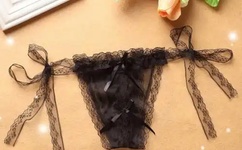 女教师朝学生喷液体